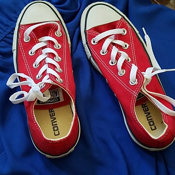 Red converse lace up shoes 6 women's like new - Picture 1 of 4